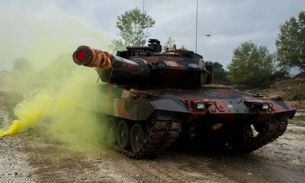 Το άρμα μάχης LEOPARD 2HEL, είναι γερμανικής κατασκευής και προέλευσης. Εισήλθε σε  υπηρεσία στον Ελληνικό Στρατό το έτος 2006. Διαθέτει  σύγχρονο Σύστημα Ελέγχου Πυρός με δυνατότητα προσβολής στόχων ημέρα και νύχτα και υπό οποιεσδήποτε καιρικές συνθήκες σε μεγάλες αποστάσεις. Είναι εξοπλισμένο με το Σύστημα Διοίκησης και Ελέγχου «ΗΝΙΟΧΟΣ». Χρησιμοποιείται από τις Μονάδες Τεθωρακισμένων ως κύριο άρμα μάχης. Μέγιστη Ταχύτητα
68 km/h
Αυτονομία
450 km
Πλήρωμα
4
Πυροβόλο 120 mm,/55 διαμετρημάτων
2 πολυβόλα 7,62 mm
Πηγή: https://army.gr/armata-machis/