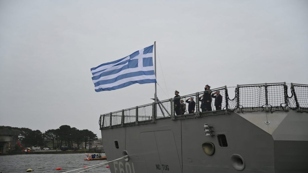 Η ελληνική σημαία στη φρεγάτα FDI HN ΚΙΜΩΝ του Πολεμικού Ναυτικού κατά την ένταξή της στον στόλο