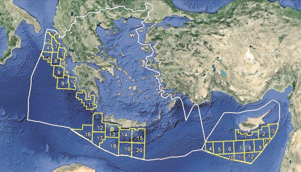 Δορυφορικός χάρτης οριοθέτησης ΑΟΖ Ελλάδας και Κύπρου με μέση γραμμή βάσει UNCLOS 1982, που απεικονίζει τα αριθμημένα θαλάσσια ερευνητικά οικόπεδα υδρογονανθράκων 1 έως 20 στο Ιόνιο και νότια της Κρήτης, καθώς και τα τεμάχια 1 έως 13 της Κυπριακής Δημοκρατίας.